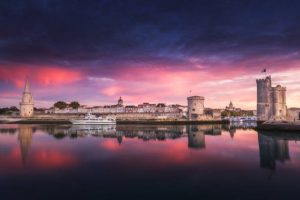 Entrée du port de La Rochelle avec coucher de soleil et les trois tours de la ville