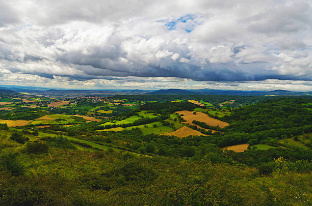 Plateau de Gergovie avec forêts et ciel bleu nuageux