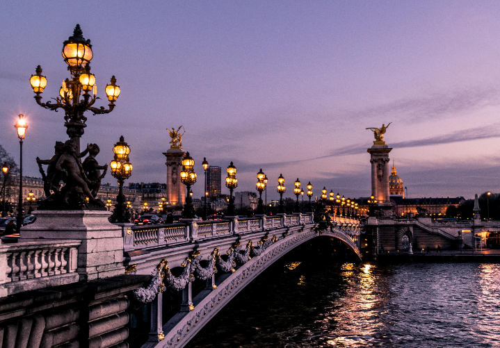 Paris à la tombée de la nuit